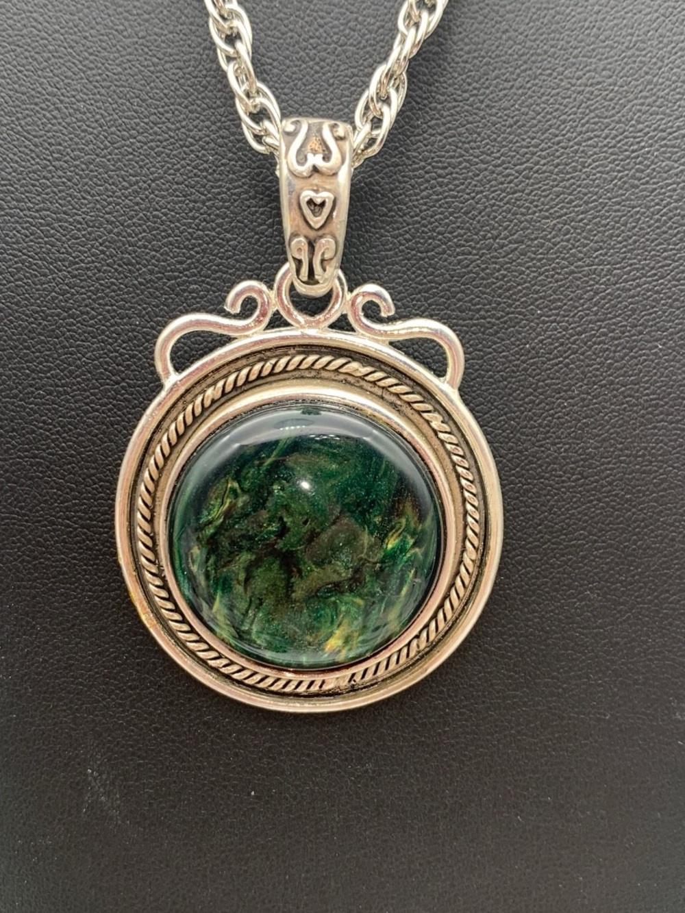 Vintage ornate silver tone Style Green Cabochon Pendant Necklace 17”